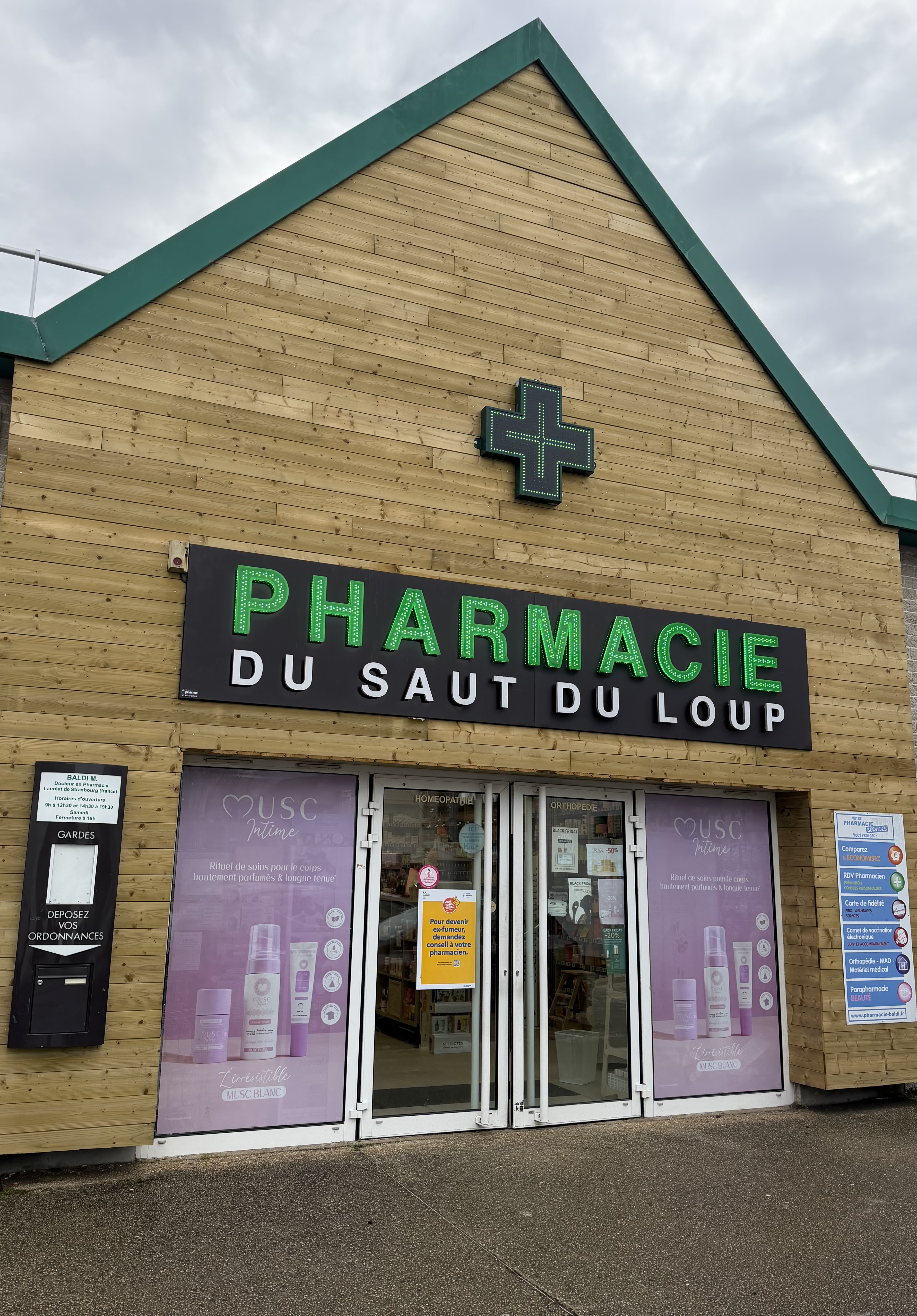 Façade Pharmacie du Saut du Loup - Saint-Ouen-l'Aumône située à Saint-Ouen-l'Aumône