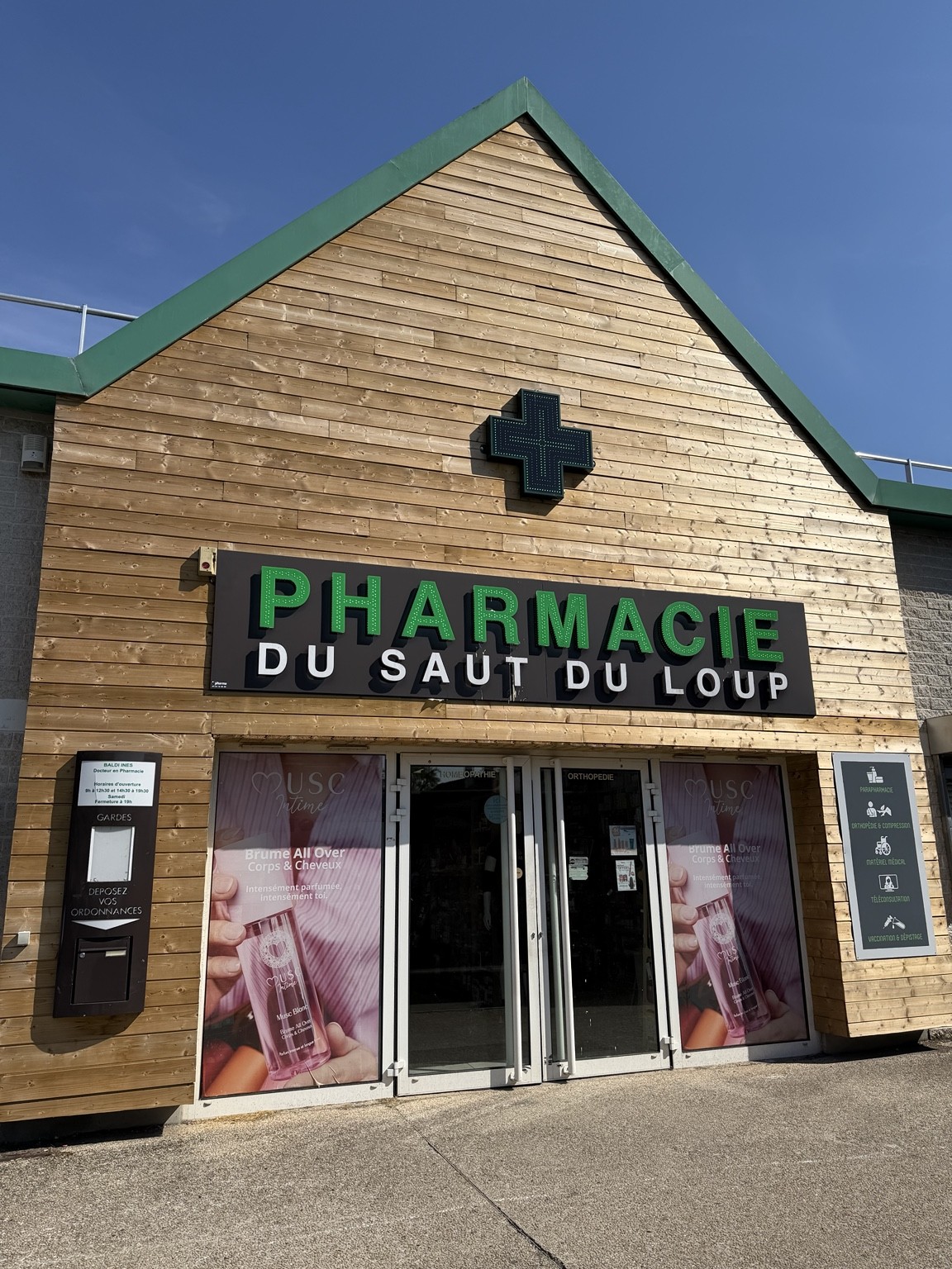 Façade Pharmacie du Saut du Loup - Saint-Ouen-l'Aumône située à Saint-Ouen-l'Aumône